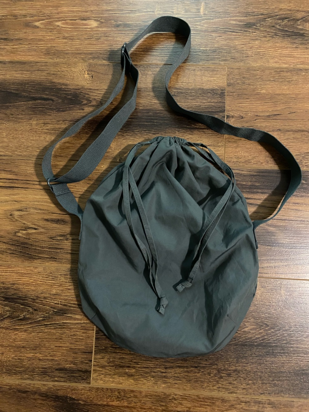 Uniqlo drawstring shoulder bag green